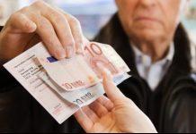 Anziano 91enne derubato della pensione da due donne, interviene in aiuto cittadino che ne blocca una: denunciata