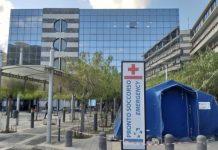 Si tuffa in mare per salvare la figlia 11enne, ricoverato in gravi condizioni