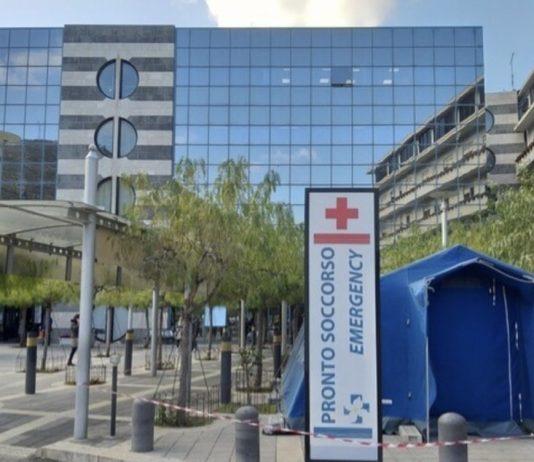 Si tuffa in mare per salvare la figlia 11enne, ricoverato in gravi condizioni