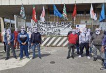 Manifestanti in protesta bloccano ingresso porto di Gioia Tauro