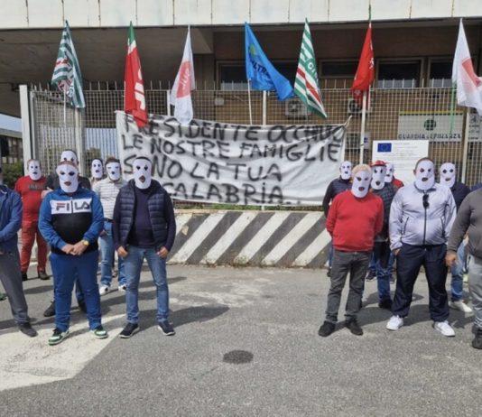 Manifestanti in protesta bloccano ingresso porto di Gioia Tauro