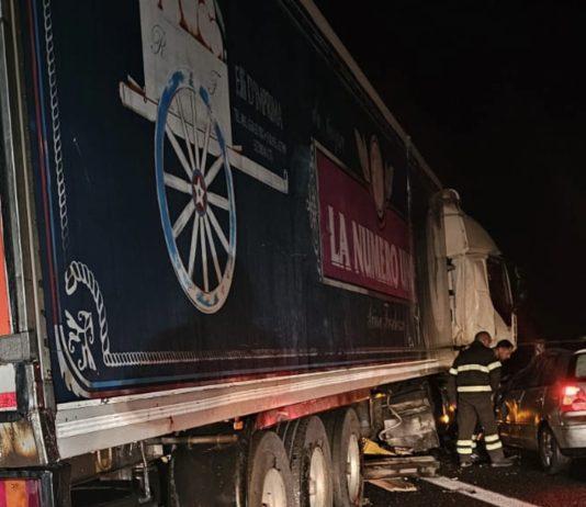 Incidente in autostrada dopo lo svincolo di Palmi – auto sotto camion: incastrato nella vettura il conducente