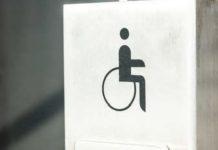 Demolisce bagno disabili per ampliare locale: multa al titolare e chiusura locale
