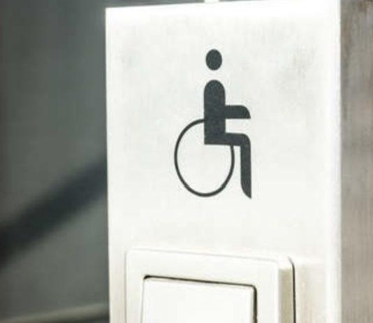 Demolisce bagno disabili per ampliare locale: multa al titolare e chiusura locale