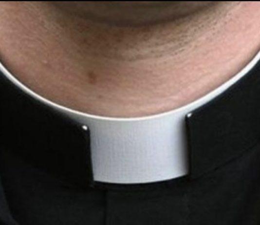 Cocaina e cellulare in carcere ai detenuti: arrestato sacerdote
