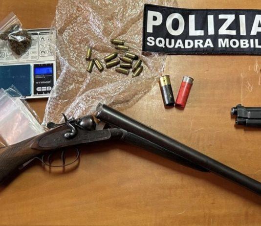 Nascondeva in un casolare un fucile, munizioni e droga – arrestato