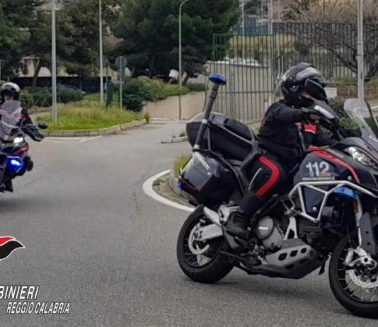 Commettevano furti su autovetture e si appropriavano del denaro prelevandolo dalle carte bancomat rubate