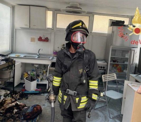 Deflagrazione in un cucinotto causata da fuga di gas – due persone ferite