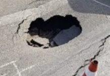 Finisce con lo scooter in una grossa buca sulla strada – morto 38enne
