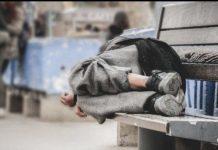 Calabria – picchiano a sangue, urinano addosso a un senzatetto e riprendono scena con cellulare: sei minori denunciati