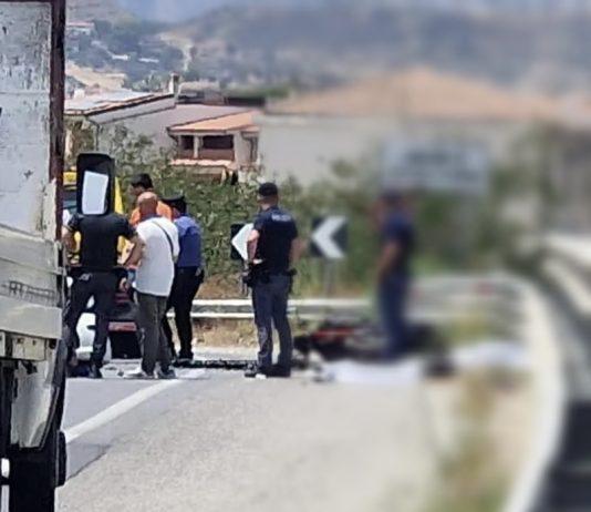 Scontro moto auto su Ss 106: morto 28enne