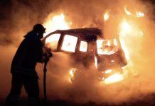 Incendio distrugge tre auto di un imprenditore – volontari protezione civile salvano due persone intrappolate in casa Foto repertorio