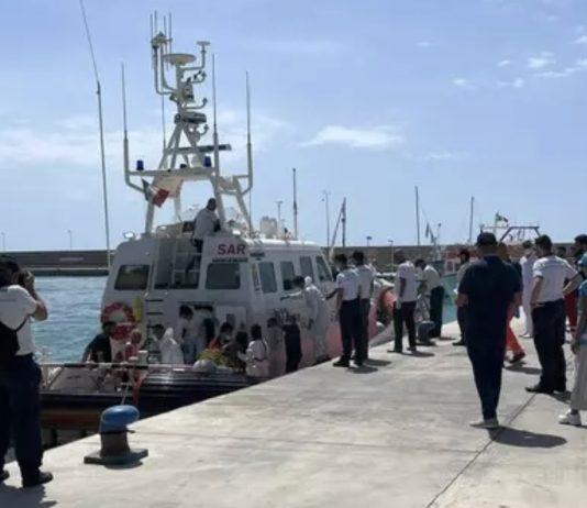 Barca con migranti si ribalta al largo della Calabria – 50 dispersi