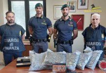 Marijuana e cocaina nascosta tra libri di scuola – un arresto