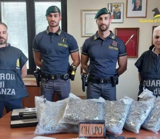 Marijuana e cocaina nascosta tra libri di scuola – un arresto