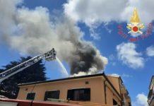 Incendio su tetto edificio – nessun ferito