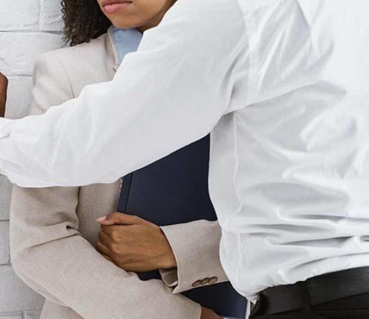 Calabria – chiede aumento al datore di lavoro che la molesta sessualmente