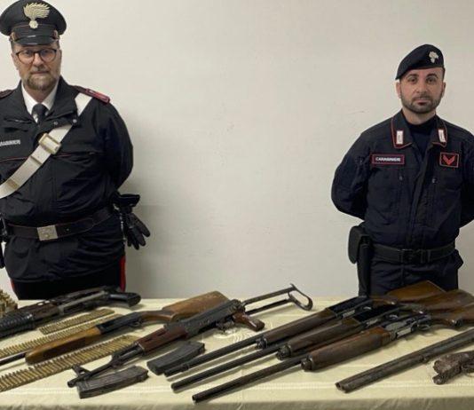 Ritrovate armi da guerra nascoste in un terreno