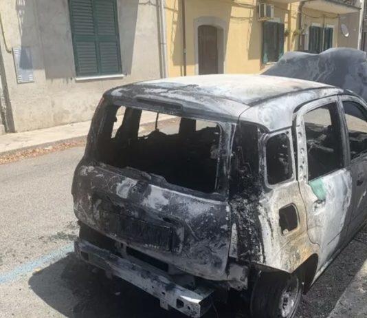 Intimidazione ad ex sindaco: incendiata auto