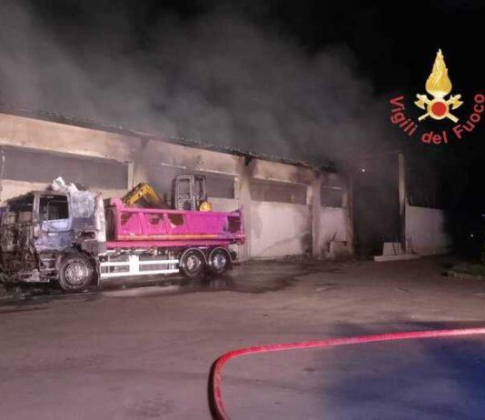 Incendio a Cittanova in capannone ditta Ecopiana