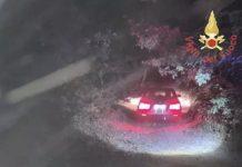 Segue navigatore e rimane bloccato in un bosco – recuperato da vigili del fuoco