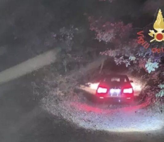 Segue navigatore e rimane bloccato in un bosco – recuperato da vigili del fuoco