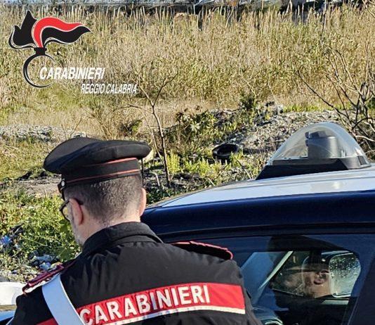 Gioia Tauro – sorpreso a far sniffare cocaina su cofano auto