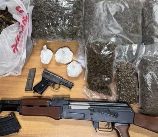 Droga e armi rinvenute in un casolare