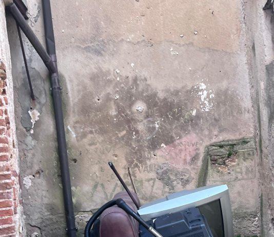 Candidoni, il Gruppo di Minoranza denuncia l’inerzia del Comune: “Rifiuti ingombranti abbandonati da mesi in via Campanella”