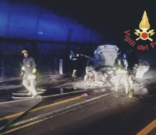 Incendio galleria Limina – auto in fiamme: 4 persone intossicate