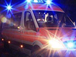 Auto fuori strada e in fiamme: tragedia sul lungomare, vittima un 38enne ambulanza sera
