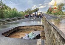 Calabria – si apre voragine, auto finisce dentro: salvi passeggeri