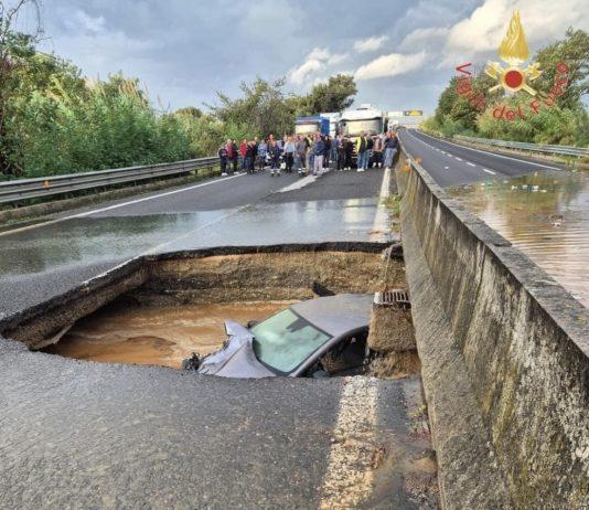 Calabria – si apre voragine, auto finisce dentro: salvi passeggeri