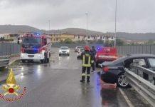 Auto fuori strada si schianta contro guardrail – tre giovani soccorsi