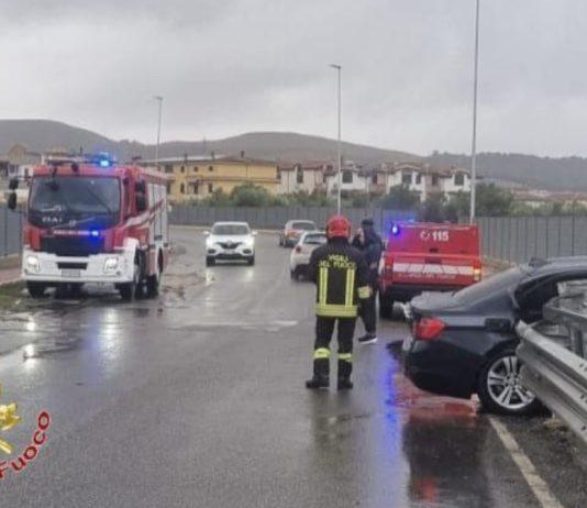 Auto fuori strada si schianta contro guardrail – tre giovani soccorsi