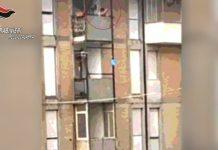 Smantellata rete di spaccio – droga calata dal balcone con un secchio. Quattro arresti