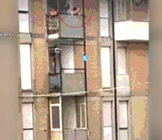 Smantellata rete di spaccio – droga calata dal balcone con un secchio. Quattro arresti