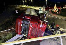 Incidente su Ss 106 – si ribalta camion