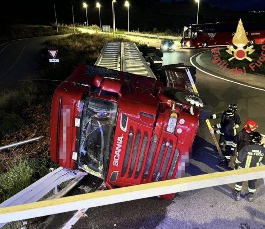 Incidente su Ss 106 – si ribalta camion