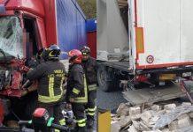 Incidente in autostrada – scontro tra due camion: tre feriti