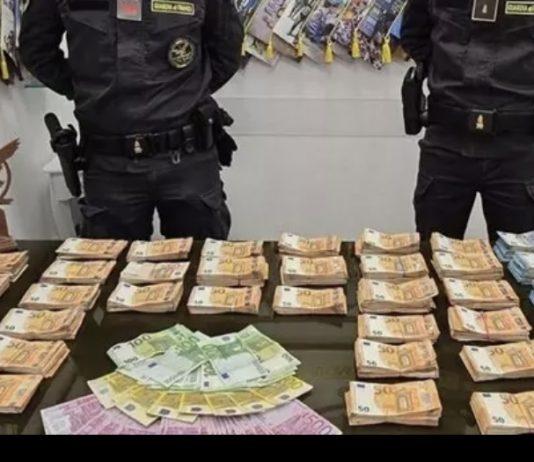 Fermato in auto con 250 mila euro nascosti sotto sedili – denunciato