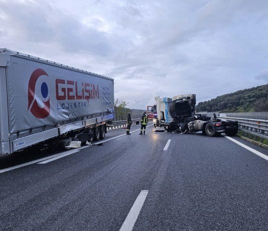 Incidente in autostrada altezza Palmi – camion perde controllo e si ribalta