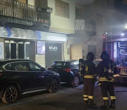 Reggio Calabria – incendio nella notte in autosalone: evacuato stabile