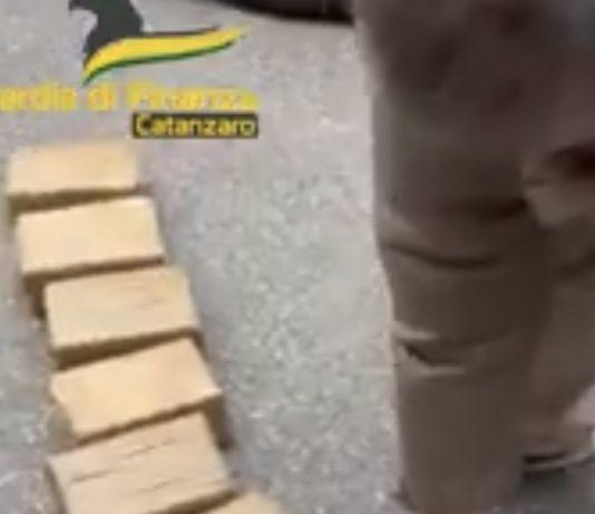 Fermato in autostrada con 26 kg di cocaina – arrestato