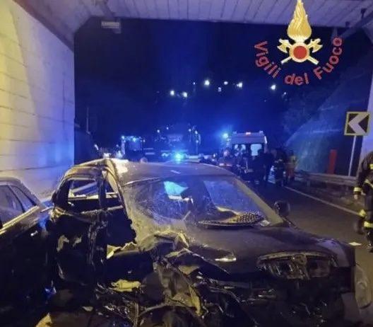 Calabria – scontro frontale tra due auto: morto un 15enne, feriti 6 giovani
