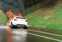 Auto prende fuoco in autostrada – salvo il conducente