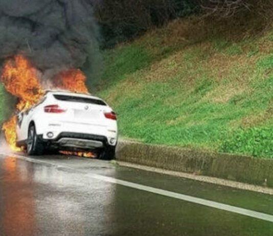 Auto prende fuoco in autostrada – salvo il conducente
