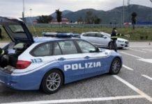 Dimentica la figlia di 4 anni in una stazione di servizio – denunciata
