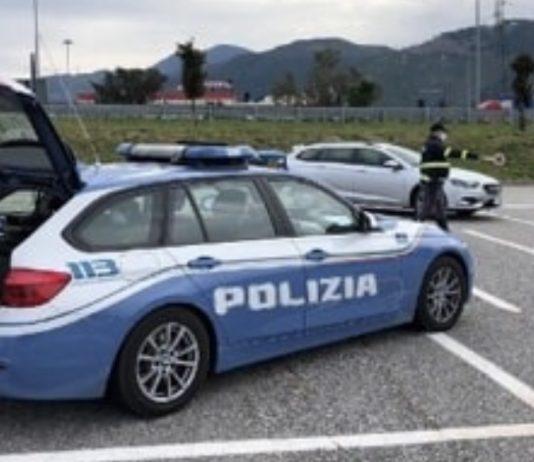 Dimentica la figlia di 4 anni in una stazione di servizio – denunciata