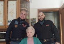 Anziana da sola a Capodanno chiama i poliziotti che le fanno compagnia: “Grazie per il vostro affetto”